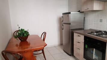 Réfrigérateur, four, plaque de cuisson, cafetière/bouilloire