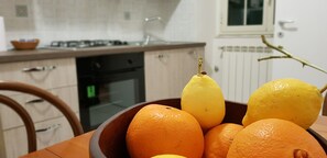 Frigorifero, forno, piano cottura, macchina per tè/caffè