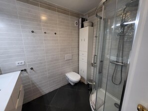 Douche, sèche-cheveux, serviettes fournies