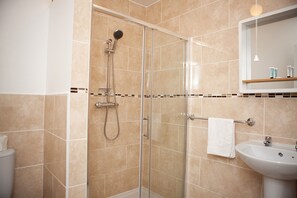 Articles de toilette gratuits, sèche-cheveux, serviettes fournies