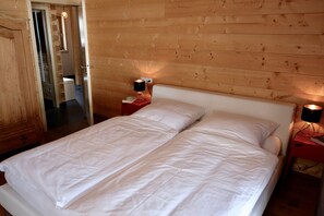 2 slaapkamers, een strijkplank/strijkijzer, internet, beddengoed