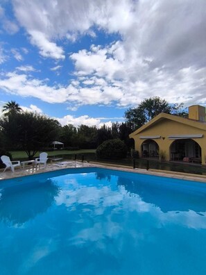 2 outdoor pools, pool umbrellas, sun loungers - La Masía Hotel Boutique (Chacras de Coria)