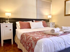 Classic Room, Non Smoking, Garden View | Minibar, in-room safe, individually decorated, individually furnished - La Masía Hotel Boutique (Chacras de Coria)