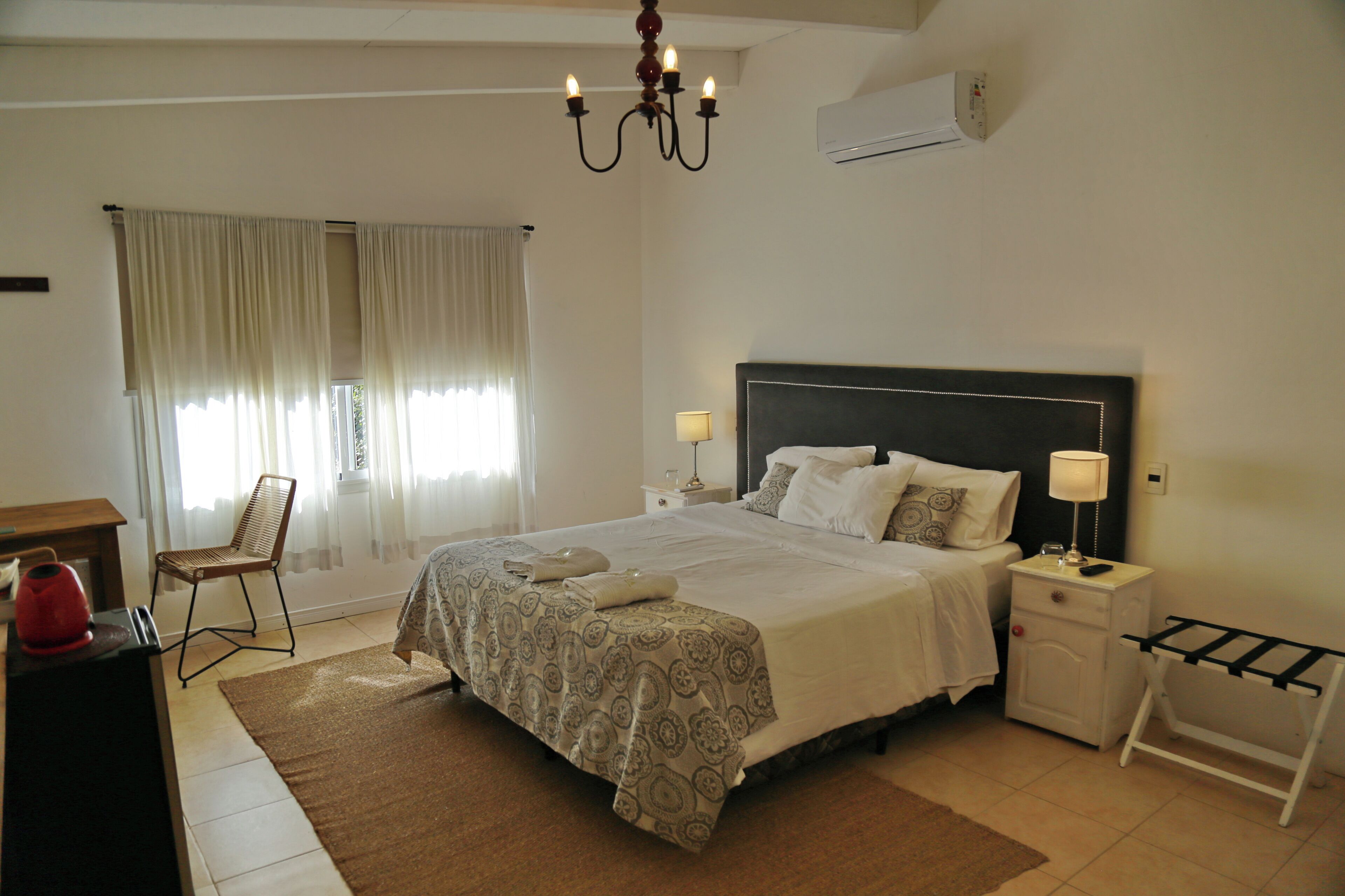 Quarto superior | Frigobar, cofres nos quartos, individualmente decorados