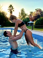 2 室外游泳池，池畔遮阳伞，日光浴躺椅