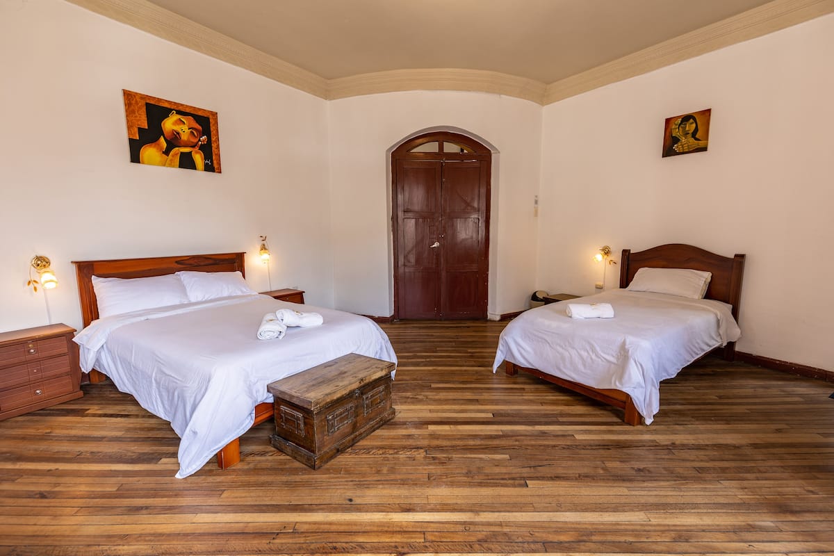 Quarto triplo superior | 2 quartos, individualmente decorados, Wi-Fi de cortesia, roupa de cama