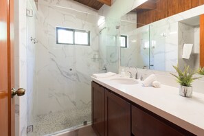 Luxury House, Berbilang Katil, Non Smoking, Ocean View | Bilik Mandi | Pancuran mandi, kelengkapan dandanan diri percuma, pengering rambut 