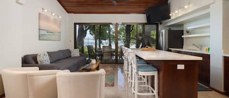 Luksustalo, useita sänkyjä, tupakointi kielletty, valtamerinäköala | Oleskelualue | Taulutelevisio