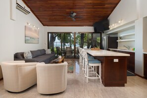 Casa de lujo, varias camas, no fumadores, vistas al mar | Zona de estar | Una televisión de pantalla plana