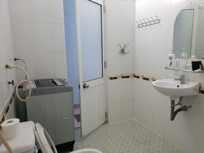 Hair dryer, towels, soap, shampoo - TP garden house - Green house in center of a wonderful city (Đà Nẵng)
