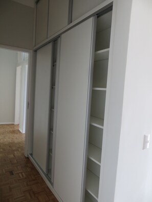 Interior - Seasonal rental, spacious 3-suite apartment, ideal for friends or family during Carnival. (Salvador)
