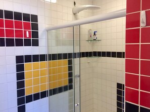 Shower, towels, toilet paper - Seasonal rental, spacious 3-suite apartment, ideal for friends or family during Carnival. (Salvador)