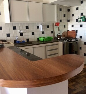 Geladeira, micro-ondas, fogão, cooktop