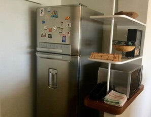 Geladeira, micro-ondas, fogão, cooktop