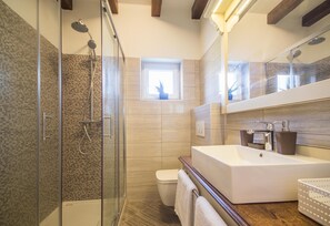 Dusche, Haartrockner, Bidet, Handtücher
