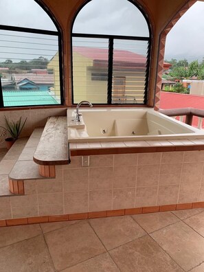 Casa de lujo, 2 habitaciones, hidromasaje (Volcano View) | Tina de hidromasaje privada