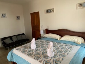 Luxury-Haus, 2 Schlafzimmer, Whirlpool (Volcano View) | Badezimmer | Duschwanne, Whirlpool, Handtücher