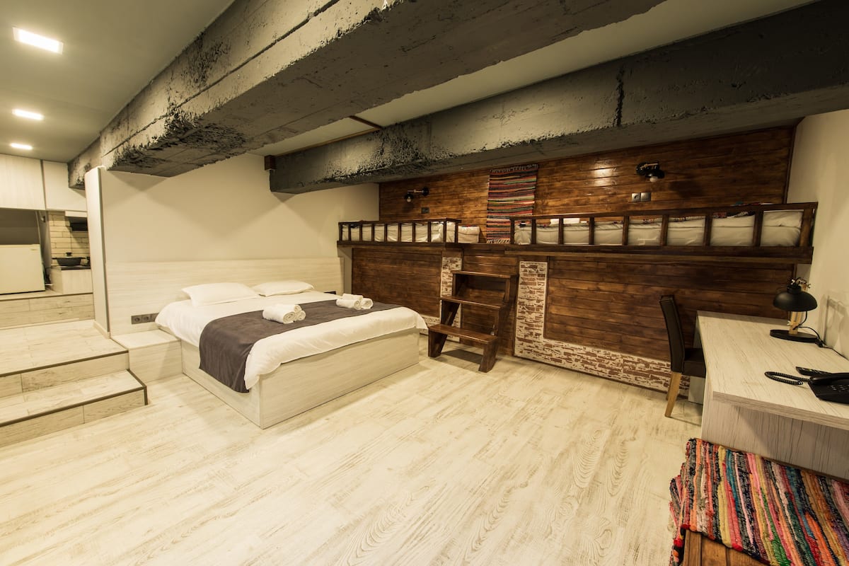 Design Studio Suite, 1 King Bed, Courtyard View | Desk, blackout drapes, cribs (surcharge), WiFi (free)