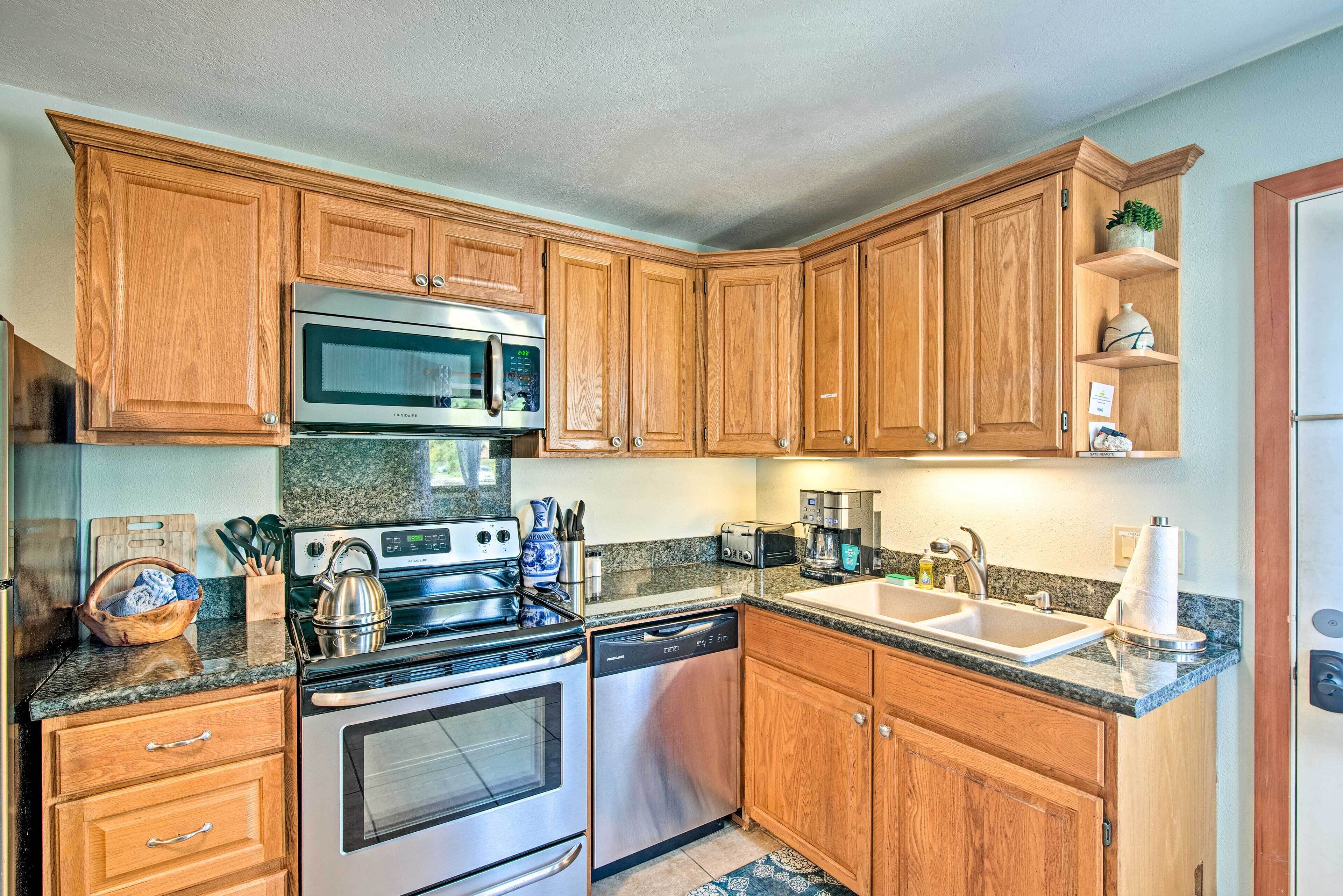 '3 Peaks Oasis' Apt w/ Heated Pool & Hot Tub!