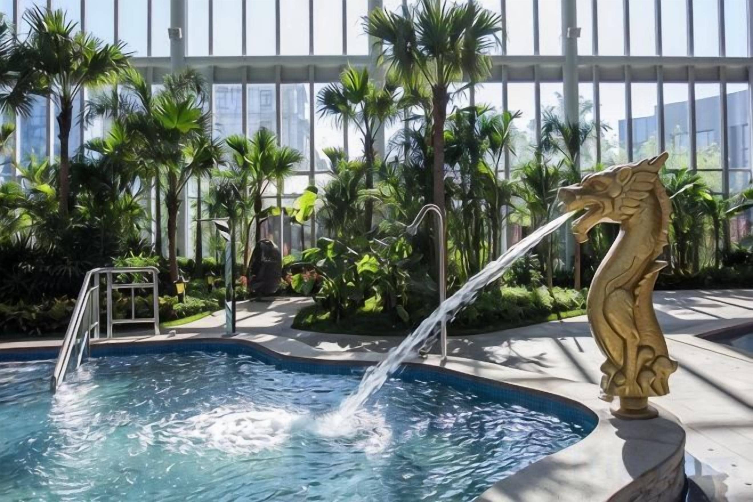Ein Innenpool mit Wasserspiel und dekorativer Skulptur.