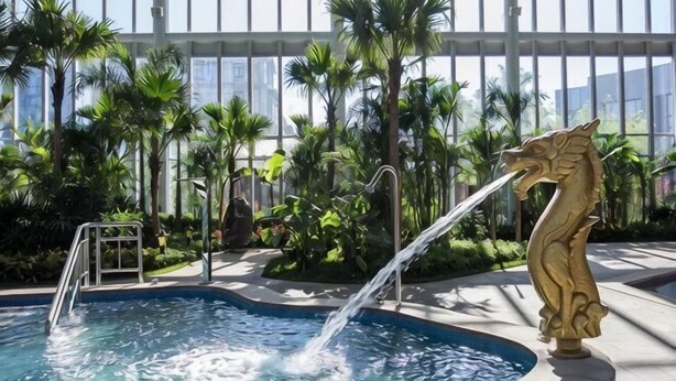 A pool with a water feature and a decorative sculpture. - Zhongjia Palace Hot Spring Hotel (Beijing)