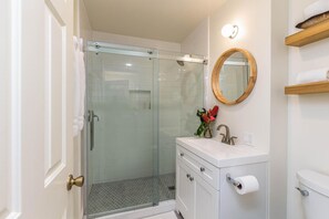 Een douche, een haardroger, handdoeken