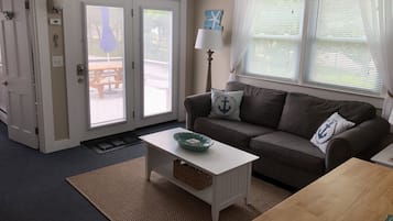 Fernseher, DVD-Player, Bücher