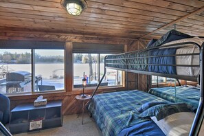 4 habitaciones, tabla de planchar con plancha, cuna de viaje y internet 
