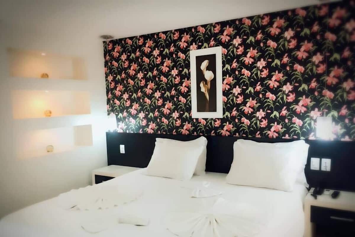 Een minibar, verduisterende gordijnen, geluiddichte muren, gratis wifi