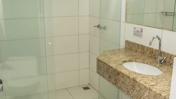 Chuveiro, produtos de toalete grátis, toalhas de banho