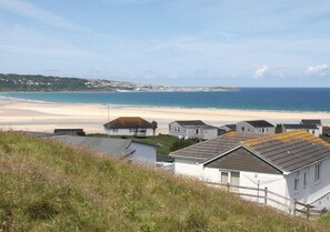 Beach nearby - Perfect for families and friends, walkers, surfers and beach lovers alike (Hayle)