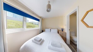 3 bedrooms, iron/ironing board, internet, bed sheets - Perfect for families and friends, walkers, surfers and beach lovers alike (Hayle)