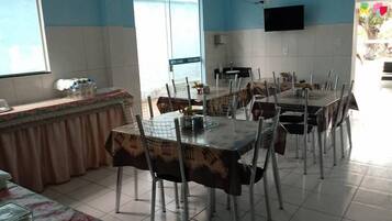 بوفيه فطور مجانًا في أيام الأسبوع