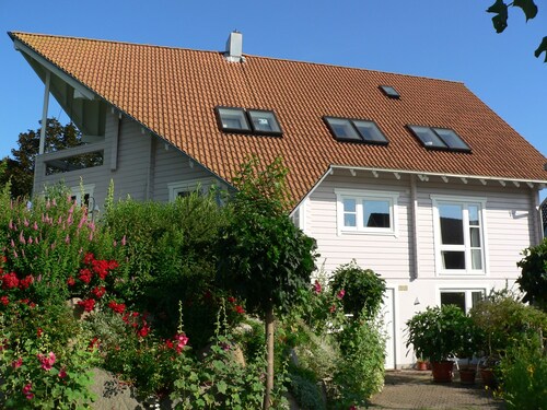 TOPP 2-room Apartment close to the lake and sea, quiet, comfortable, bright with terrace