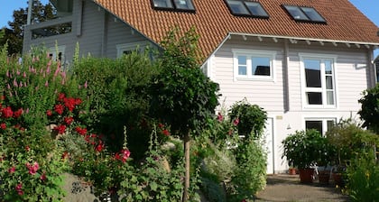 TOPP 2-room Apartment close to the lake and sea, quiet, comfortable, bright with terrace
