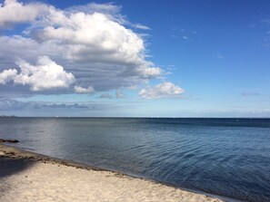 Een strand met helder water en een zandstrand.