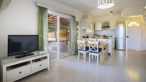 House, 2 Bedrooms | Living area - Kiti Beach Villa Marina 44 (Pervolia)