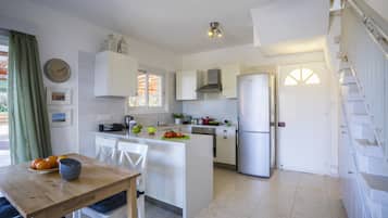 House, 2 Bedrooms | Dapur kecil peribadi | Peti sejuk/penyejuk beku saiz penuh, ketuhar, dapur, cerek elektrik