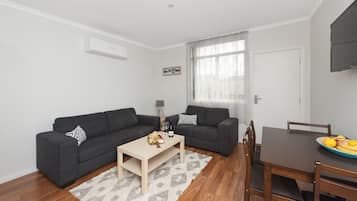 Televisión de pantalla plana de 100 cm con canales digitales