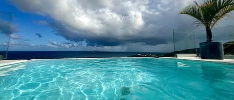 Piscina all'aperto, una piscina riscaldata