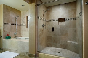 Ein Badezimmer mit Dusche, Waschbecken und Toilette.