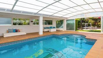 Een binnenzwembad, een verwarmd zwembad