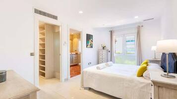 6 slaapkamers, een strijkplank/strijkijzer, beddengoed