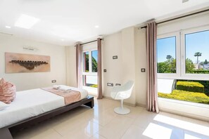 6 Schlafzimmer, Schreibtisch, Bügeleisen/Bügelbrett, Reisekinderbett