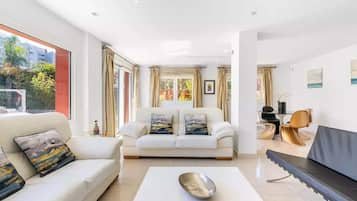 Een televisie en een dvd-speler