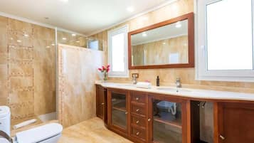 Een haardroger, handdoeken