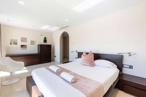 6 habitaciones, escritorio y tabla de planchar con plancha 