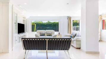 Een smart-tv, een dvd-speler en boeken