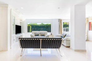 TV connectée, lecteur de DVD, livres