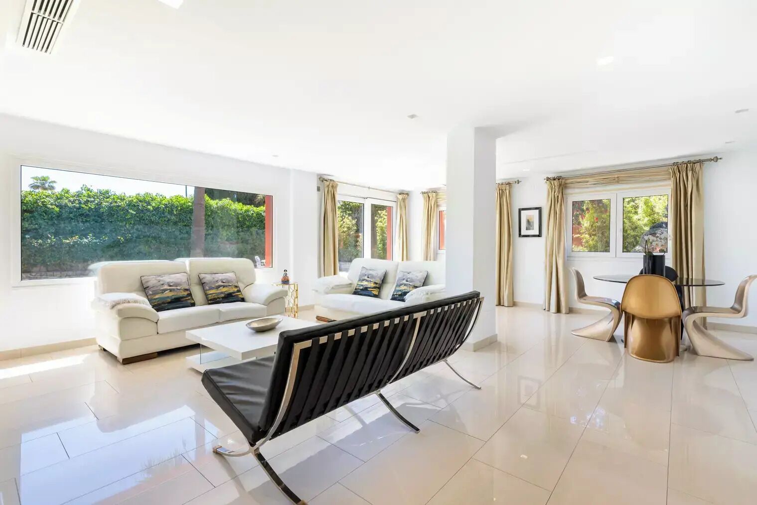 Een smart-tv, een dvd-speler en boeken